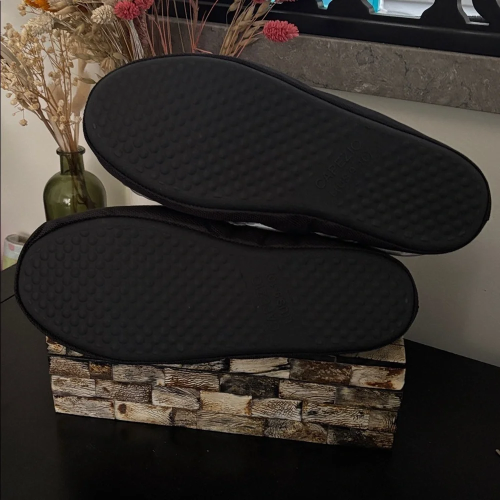 NWT CAPEZIO (9/10) Slipper Boot Metallic Nylon Quilt Moon Silver Black Comfort - Picture 10 of 15